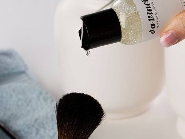 שמפו מקצועי לניקוי מברשות איפור של דה וינצ׳י