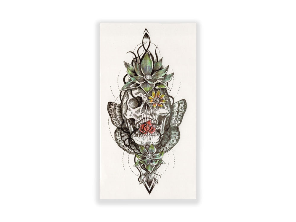 תעתוע קעקוע זמני בינוני שחור לבן גולגולת שבטית על רקע עש ופרחים