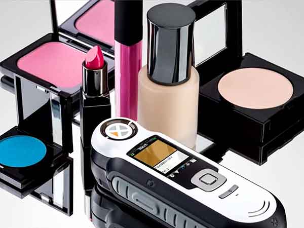 מכשיר מקצועי לדגימת גוון העור והתאמת מייקאפ ממוחשבת מבית x-rite