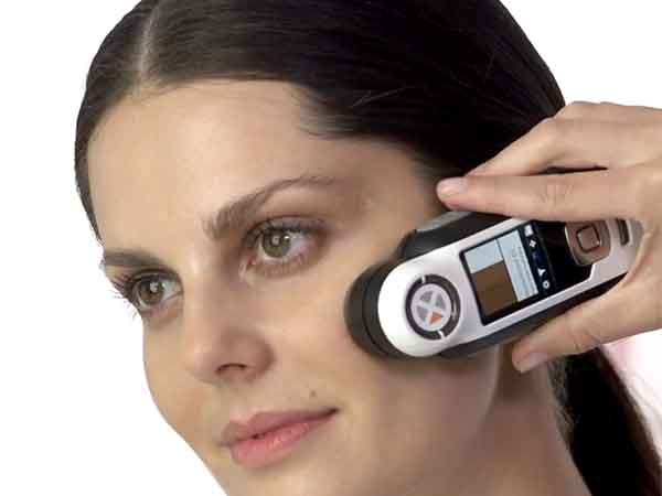 מכשיר מקצועי לדגימת גוון העור והתאמת מייקאפ ממוחשבת מבית x-rite