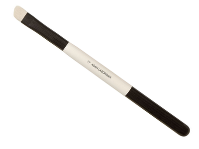 מברשת טשטוש והנחת צללית מס׳ 17 לאיפור מקצועי מבית עדה לזורגן