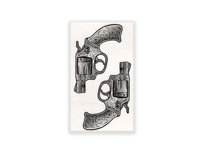 תעתוע קעקוע זמני בינוני שחור לבן שני רובים עם עיטורים